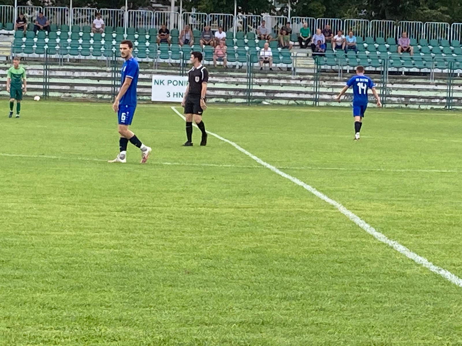 Nogometni igrači NK Bistre i NK Ponikve igraju nogomet na terenu